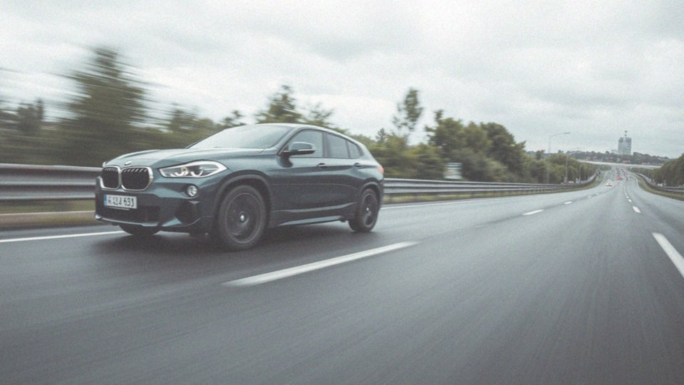 Jaką maksymalną prędkość może osiągnąć BMW X2?