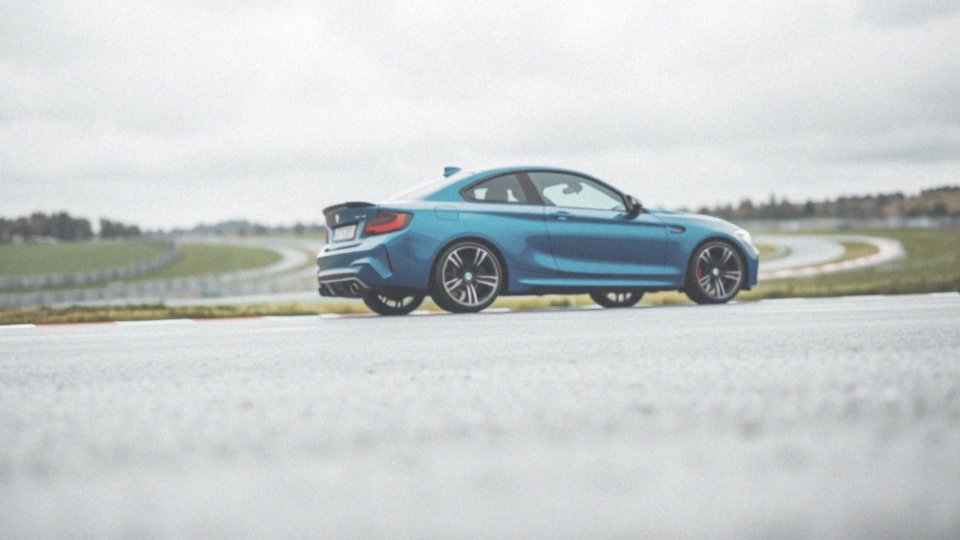 Jaką dodatkową funkcjonalność oferuje pakiet M-Driver w BMW M2 G87?