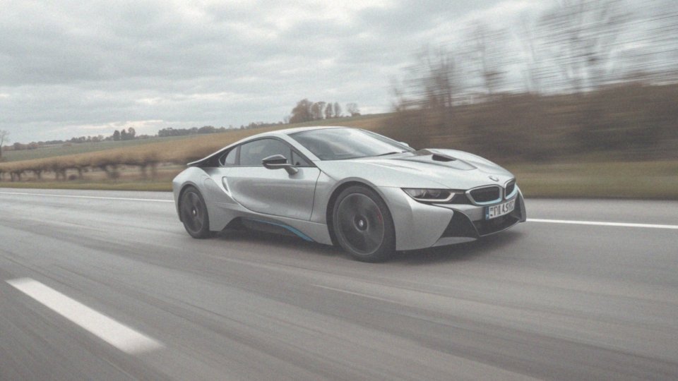 Jakie są osiągi przyspieszenia 0-100 km/h w czasie 4,4 s?