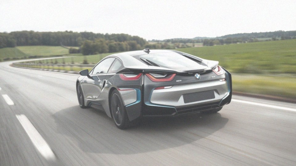 Jakie są efekty wykorzystania funkcji Boost w BMW i8?